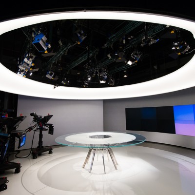 Steklarstvo Moste. Miza za RTV SLO 3.